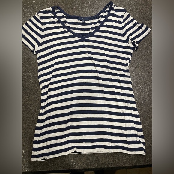 2 for $10 soft shirt sleeve shirts. Gap & Dist Rict - Picture 3 of 5